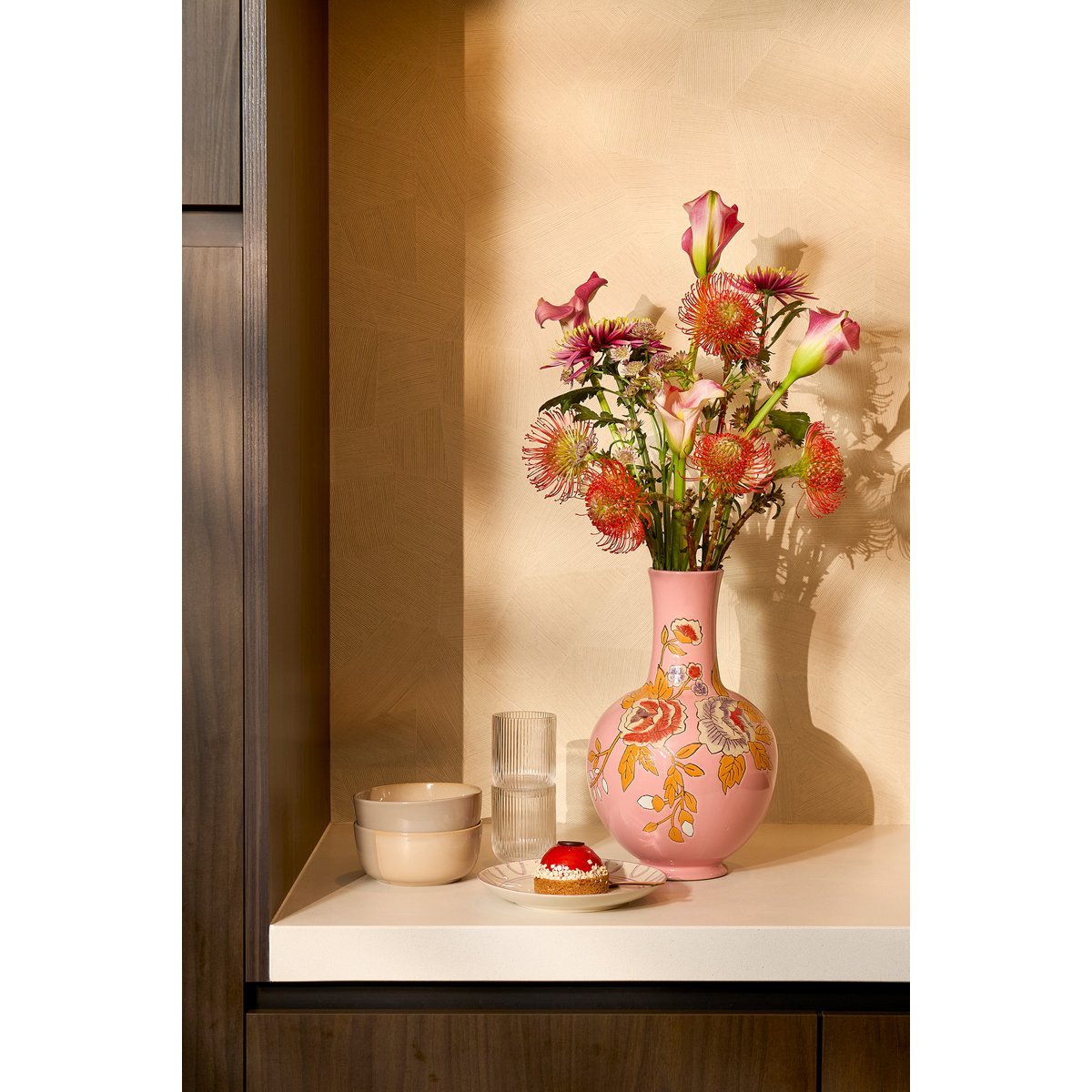 Handgemaakte Eloise vaas roze keramiek – exotische bloemen- en vogelpatronen van Woonware