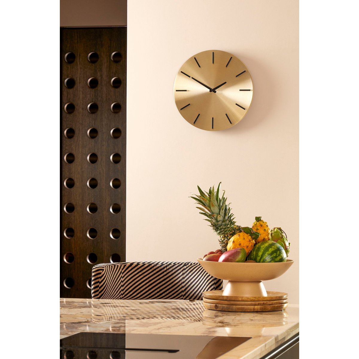 Brixen Wandklok 35,5 cm gouden achtergrond zwarte wijzers modern interieur