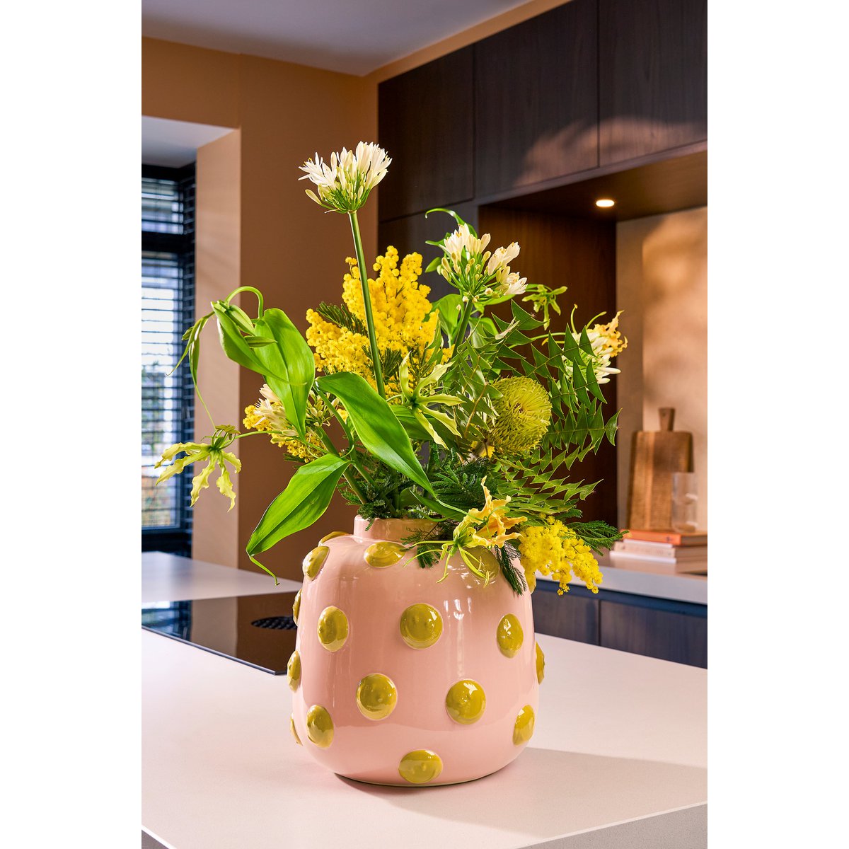 Handgemaakte Smiley vaas lichtroze oker – vrolijke keramieken vaas van Woonware