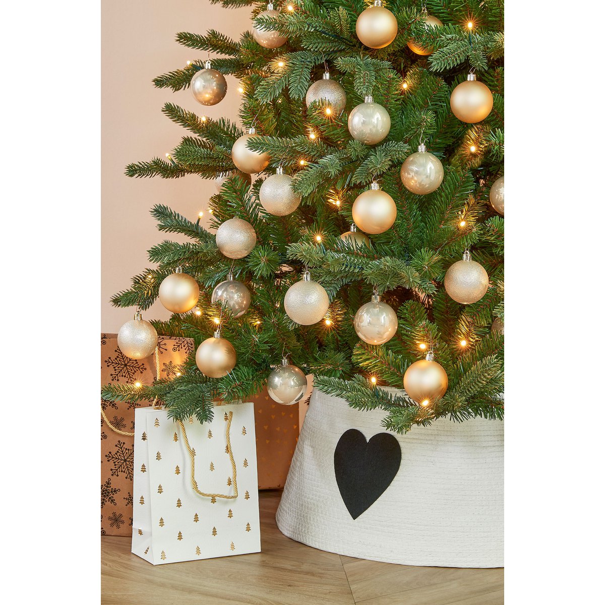 Witte kerstboomrok met zwart hart 50 x 50 x 26 cm papier vilt Woonware