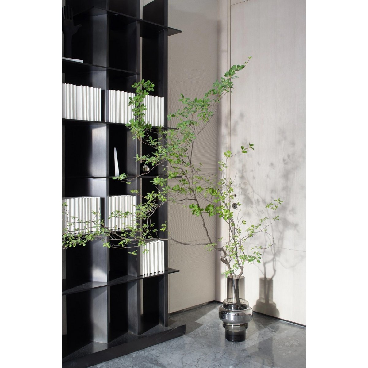 TYLER46 Vaas – 46 cm, grijs helder glas, Art Deco design