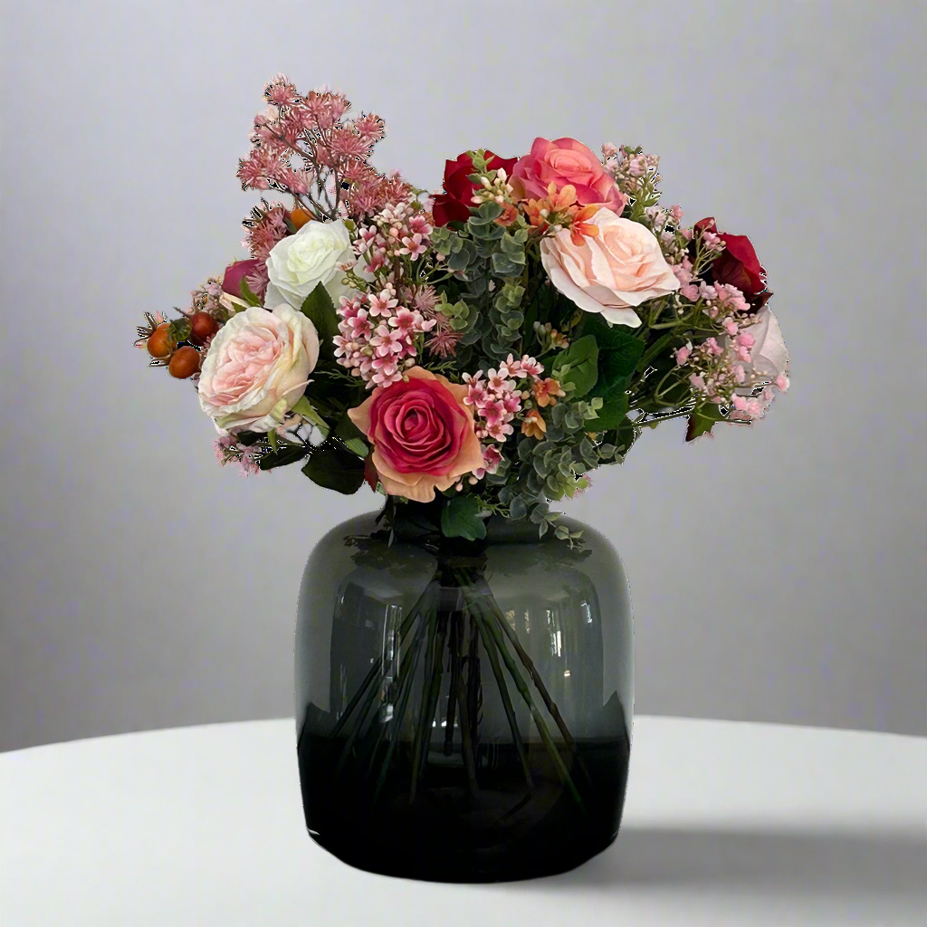 Boeket Flame Roses 45 cm – kunstbloemen van Woonware met realistische kleurrijke rozen, blad en besjes