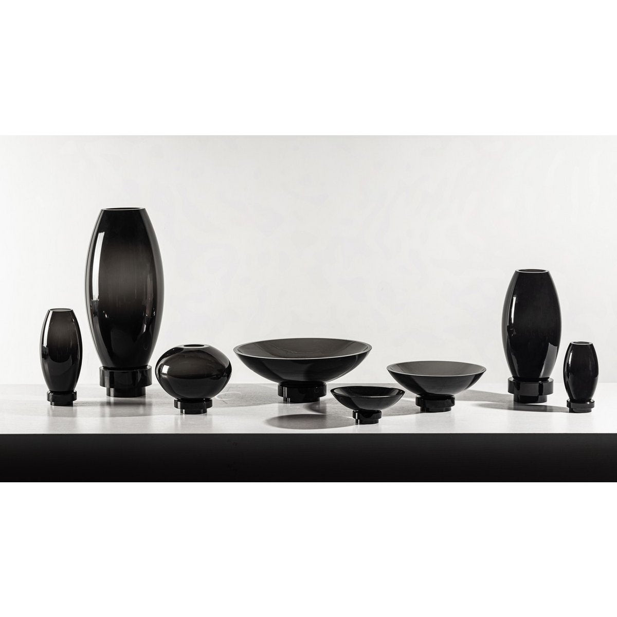 Glazen design schaal zwart Ø22 cm – luxe moderne schaal van hoogwaardig glas | Woonware