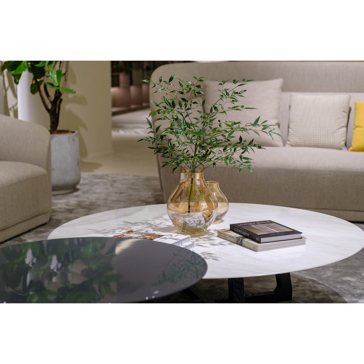 Glazen bolvaas amber Ø22 x H26,5 cm – ronde amberkleurige vaas van dik glas | Woonware