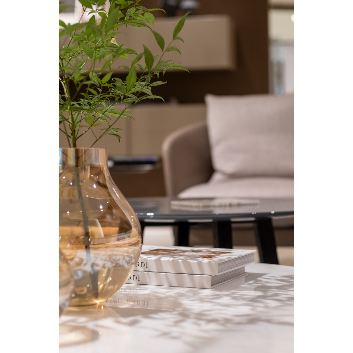 Glazen bolvaas amber Ø22 x H26,5 cm – ronde amberkleurige vaas van dik glas | Woonware