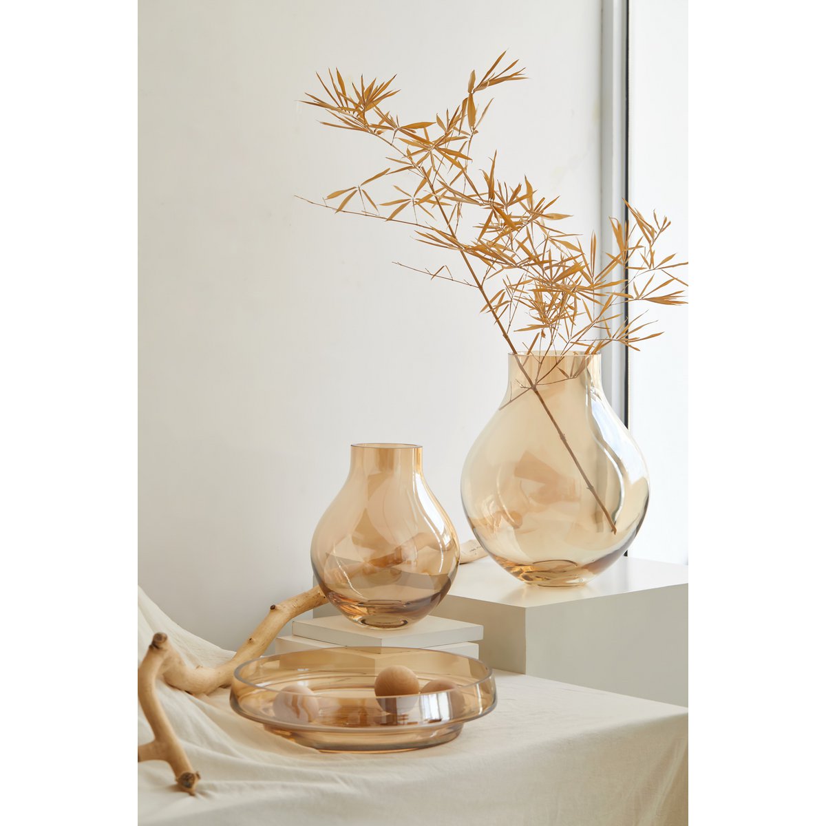 Glazen bolvaas amber Ø22 x H26,5 cm – ronde amberkleurige vaas van dik glas | Woonware