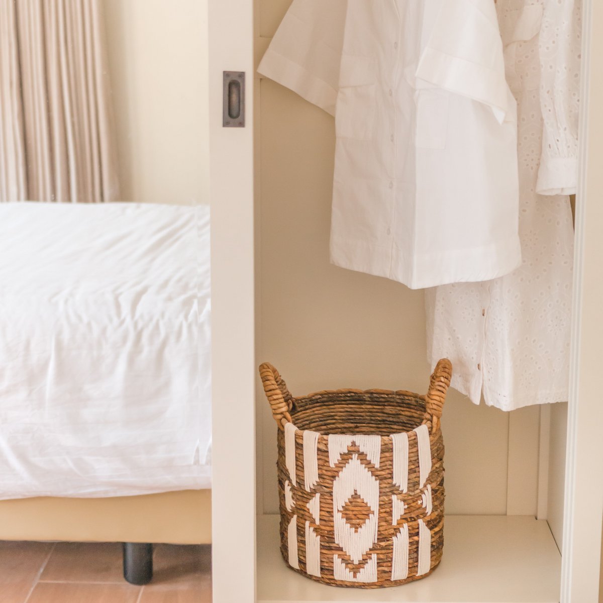 Handgemaakte Nasari mand van bananenvezels met witte katoenen linten – duurzaam en stijlvol