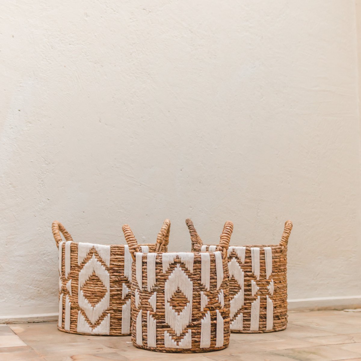 Handgemaakte Nasari mand van bananenvezels met witte katoenen linten – duurzaam en stijlvol