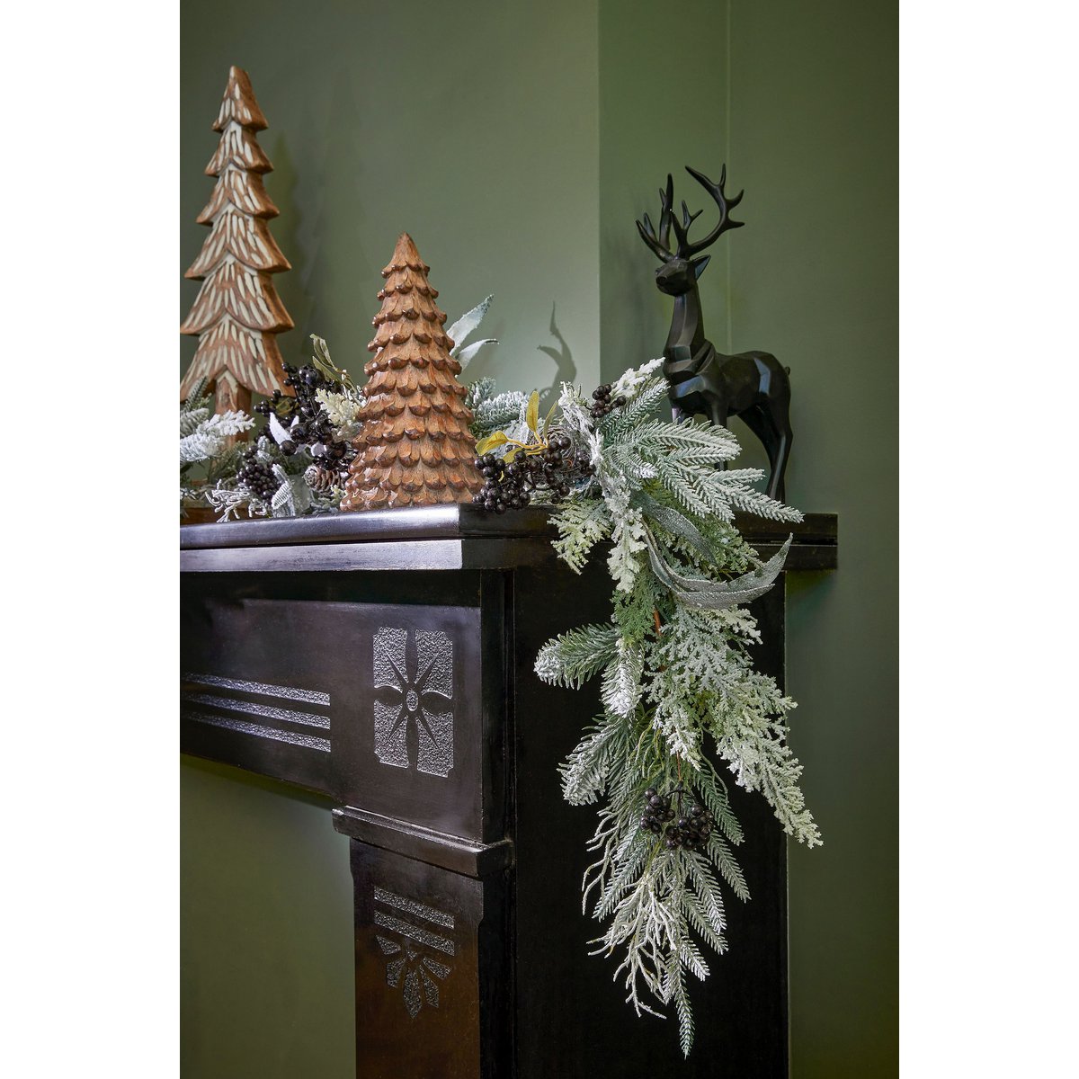 Vesper guirlande groen zwart 180 cm met dennenappels en besjes Woonware