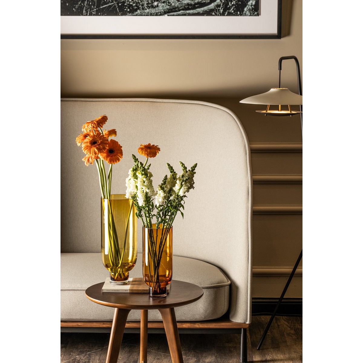 Glazen vaas amber 28 cm – moderne cilindervaas met elegante voet