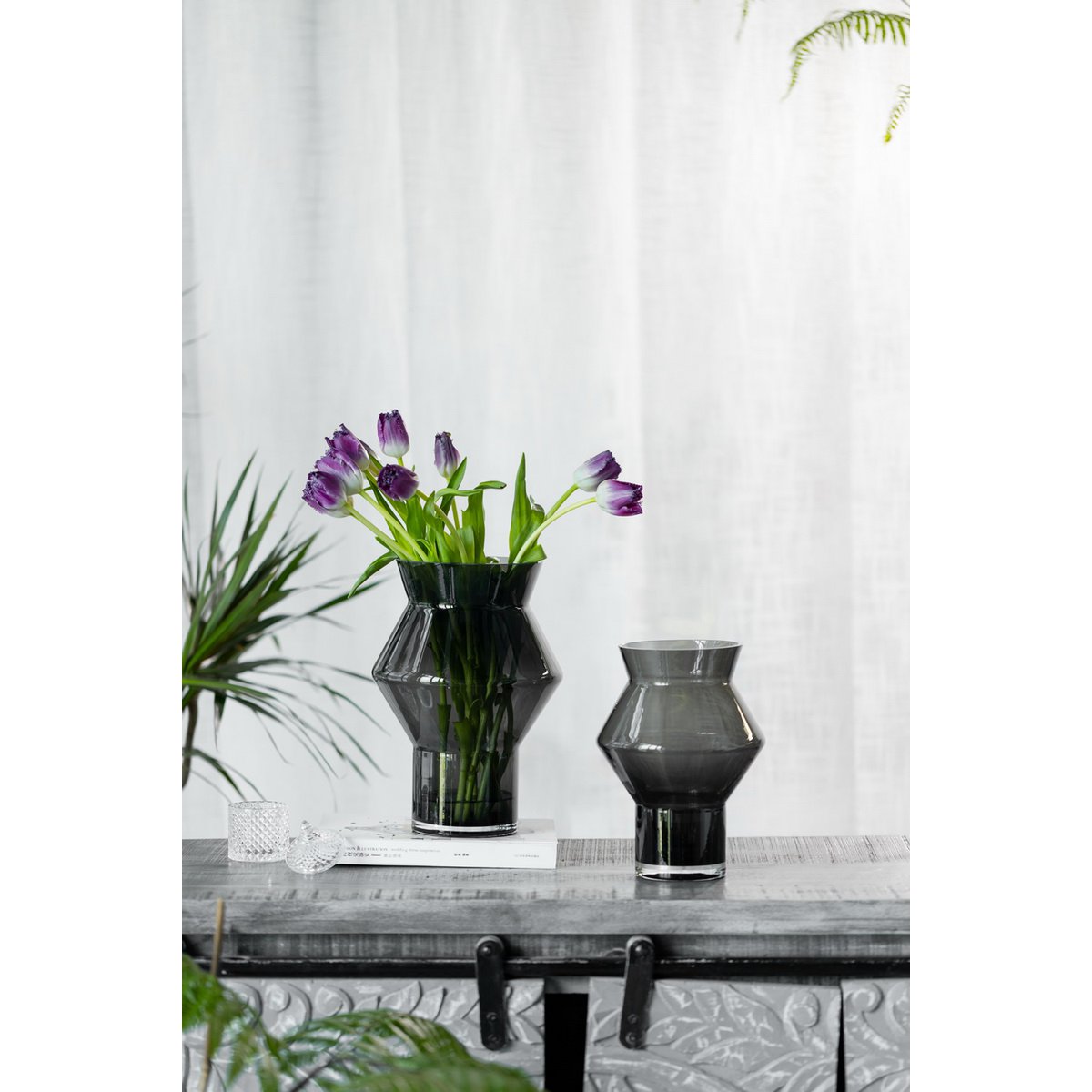 Design vaas donkergrijs glas 28 cm – grote moderne vaas met grafische vorm