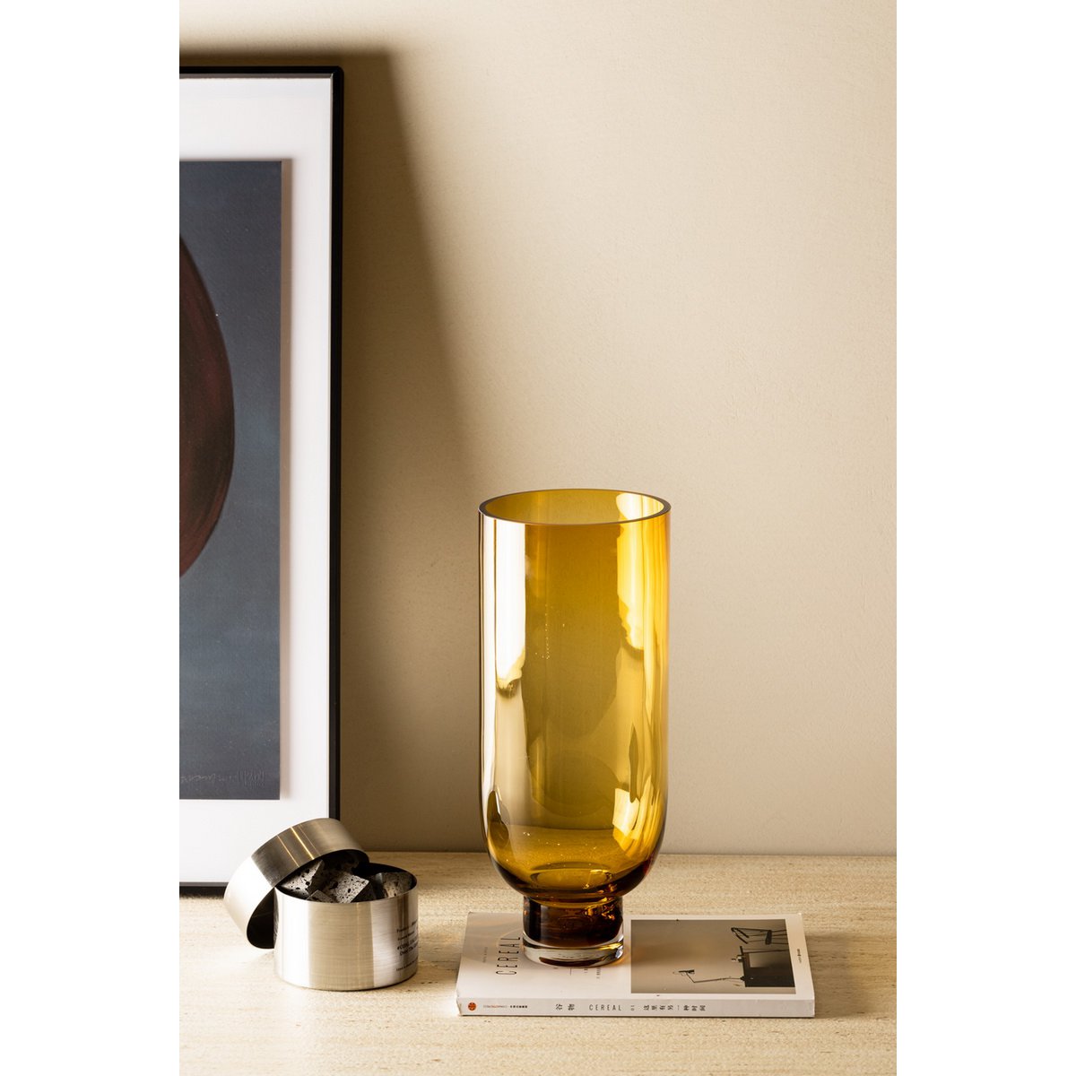 Glazen vaas amber 28 cm – moderne cilindervaas met elegante voet