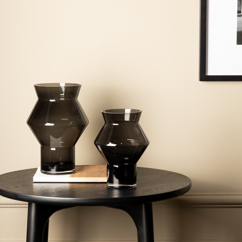 Design vaas donkergrijs glas 28 cm – grote moderne vaas met grafische vorm