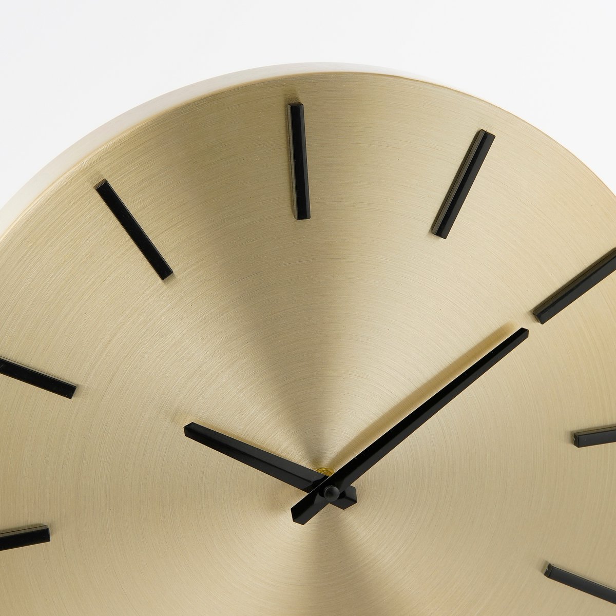 Brixen Wandklok 35,5 cm gouden achtergrond zwarte wijzers modern interieur