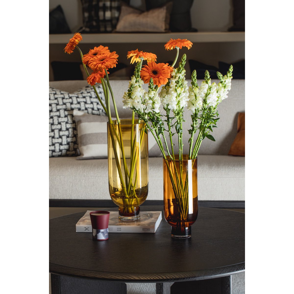 Glazen vaas amber 28 cm – moderne cilindervaas met elegante voet