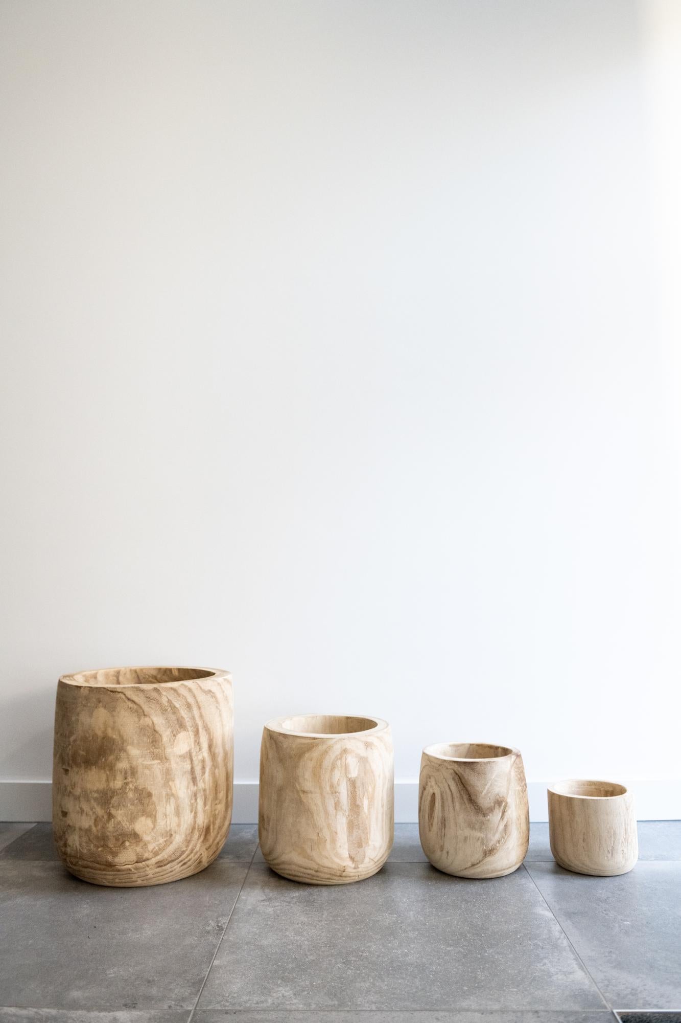 Lichtbruine houten Pia bloempot maat L – handgesneden Pawlowna hout