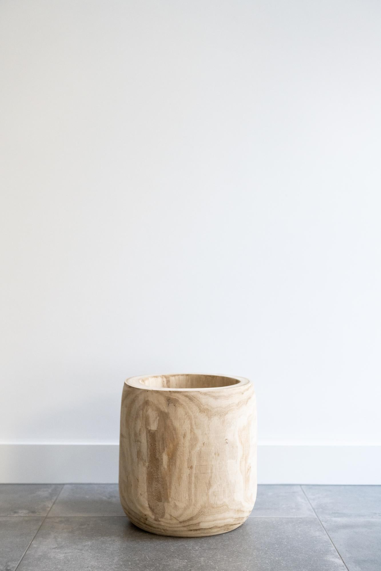 Lichtbruine houten Pia bloempot maat L – handgesneden Pawlowna hout